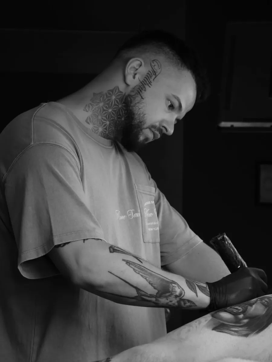 Leszek, tatuażysta studia Harmonia Tattoo